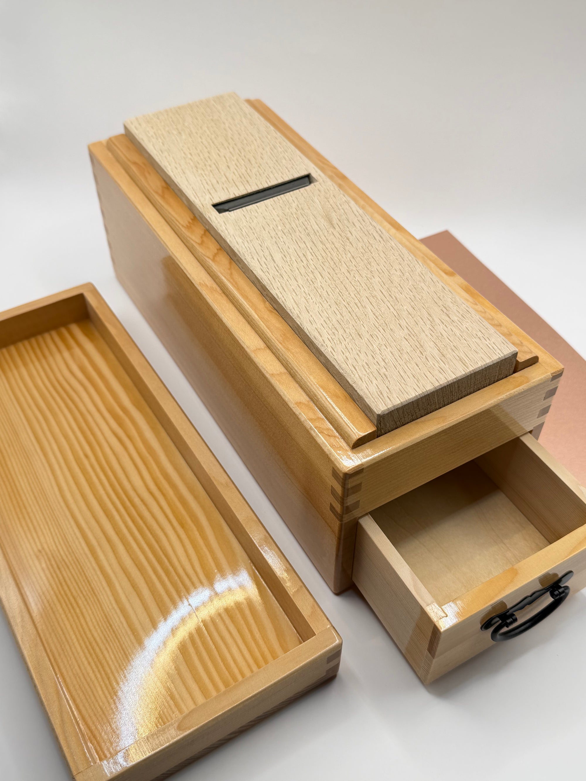 Râpe à katsuobushi, boîte en bois