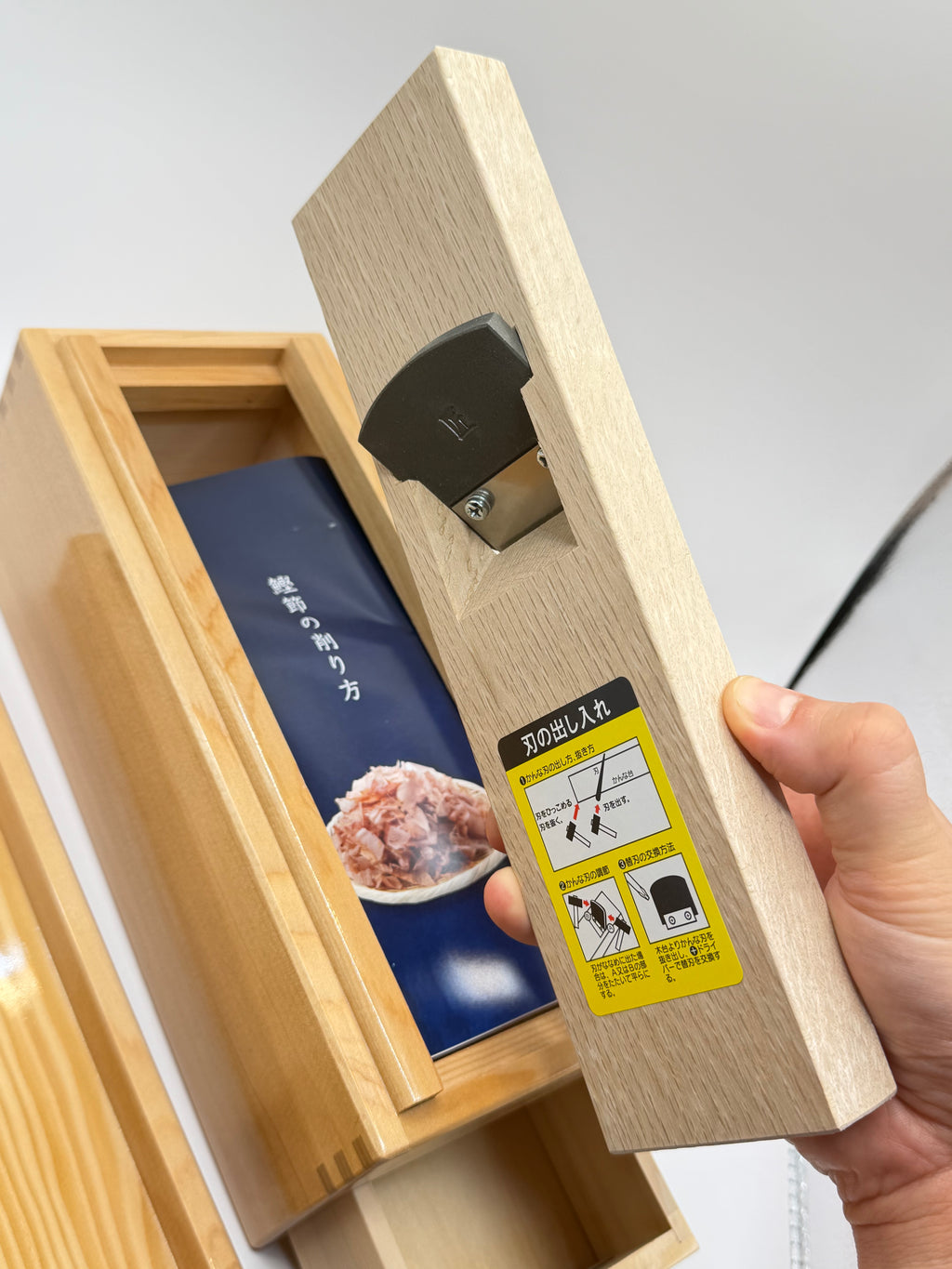 Râpe à katsuobushi, boîte en bois