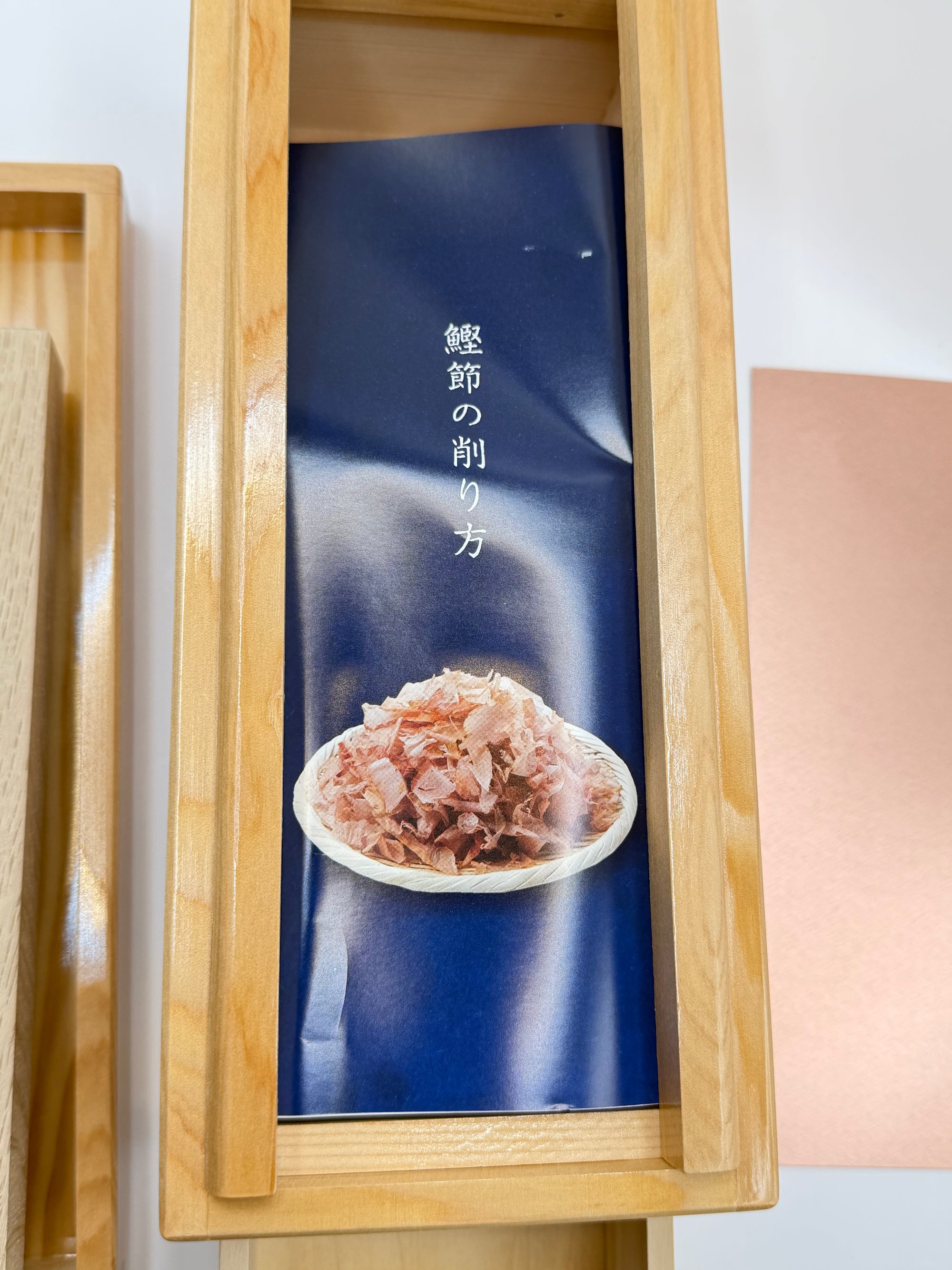 Râpe à katsuobushi, boîte en bois