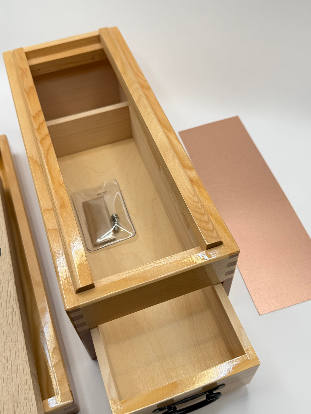 Râpe à katsuobushi, boîte en bois
