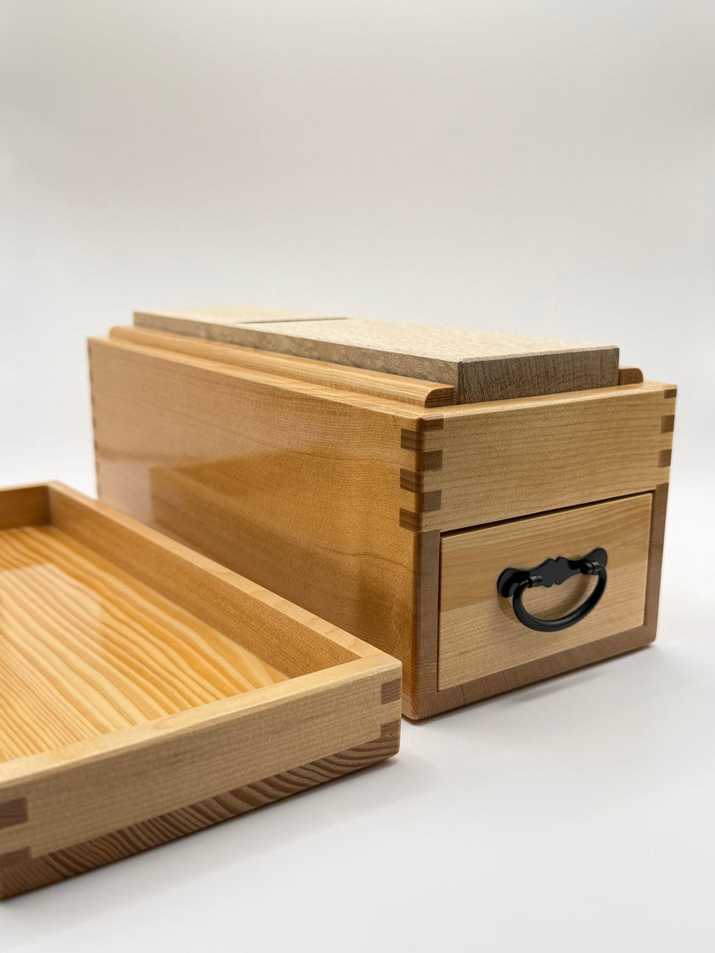 Râpe à katsuobushi, boîte en bois