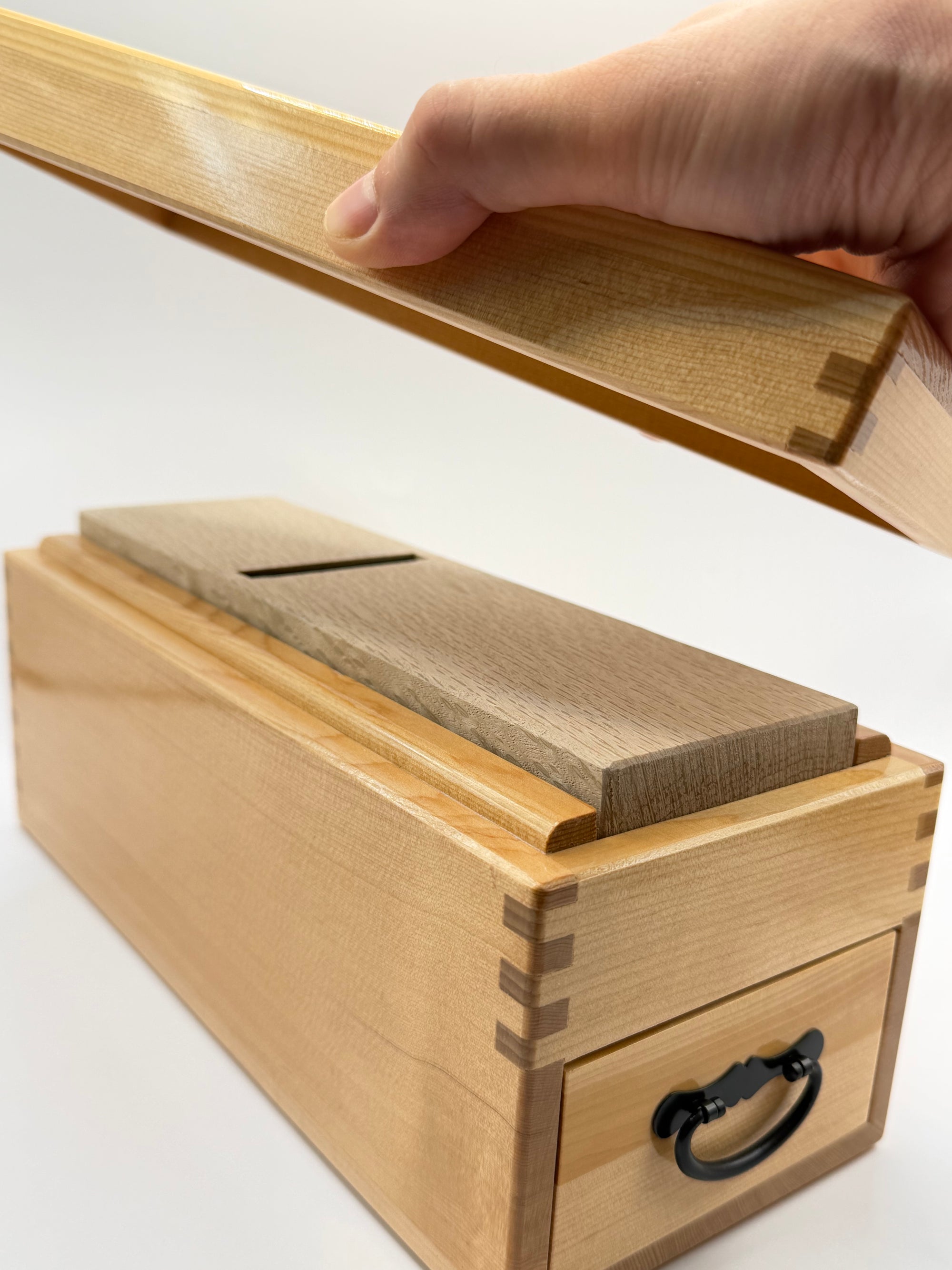 Râpe à katsuobushi, boîte en bois