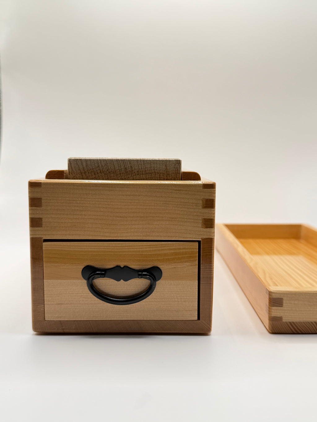 Râpe à katsuobushi, boîte en bois