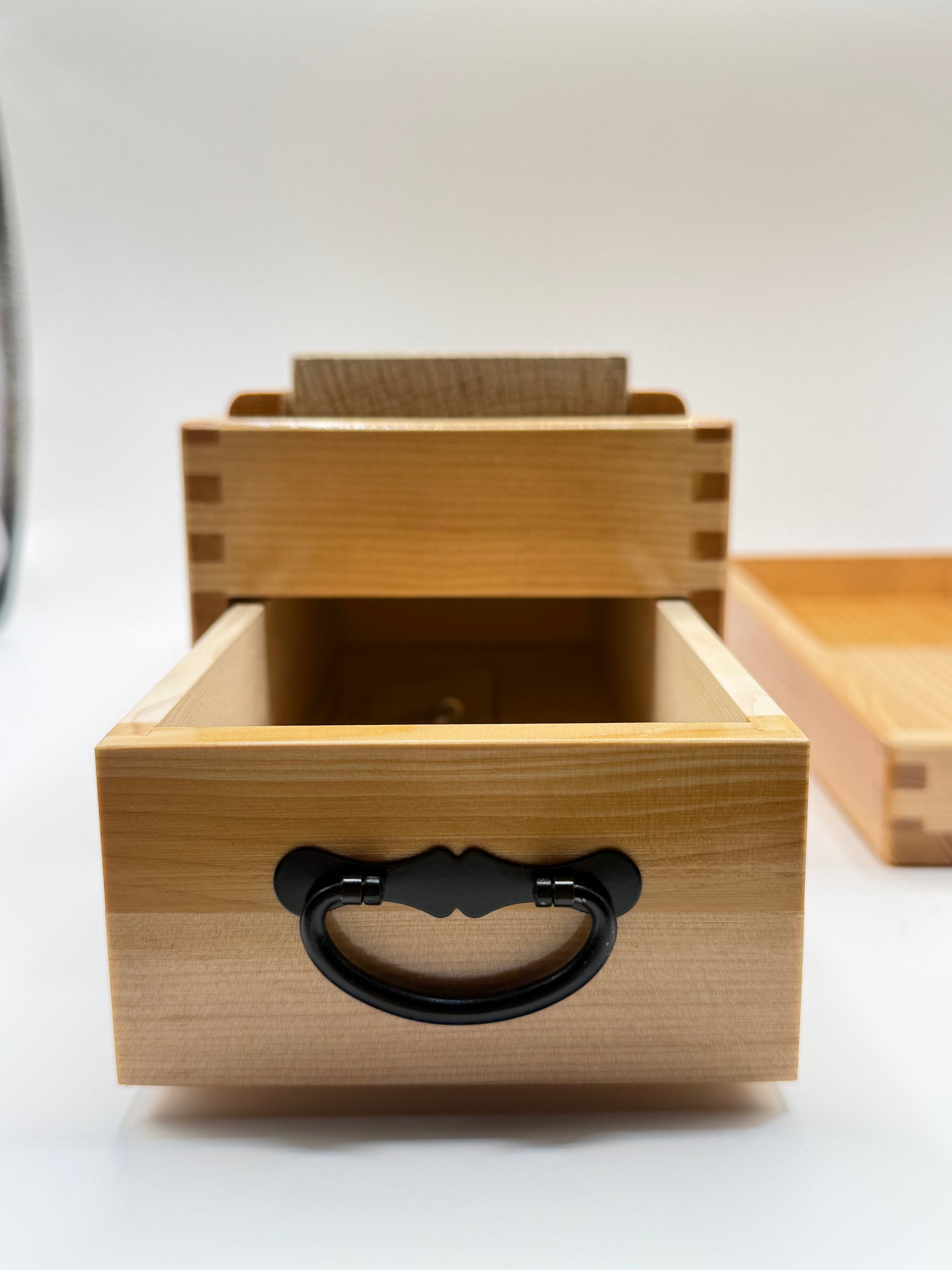 Râpe à katsuobushi, boîte en bois