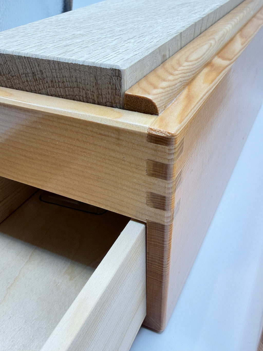 Râpe à katsuobushi, boîte en bois