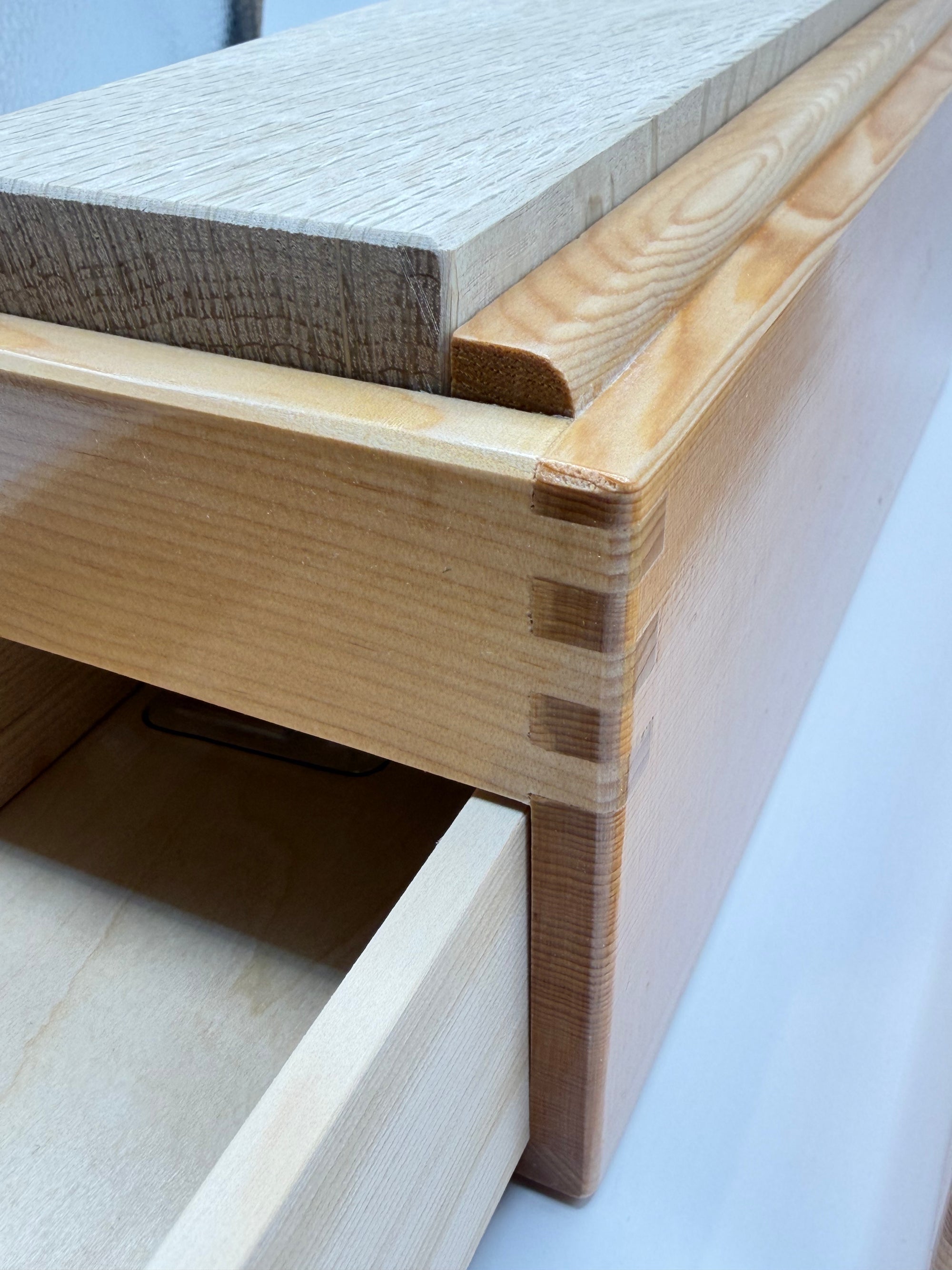 Râpe à katsuobushi, boîte en bois