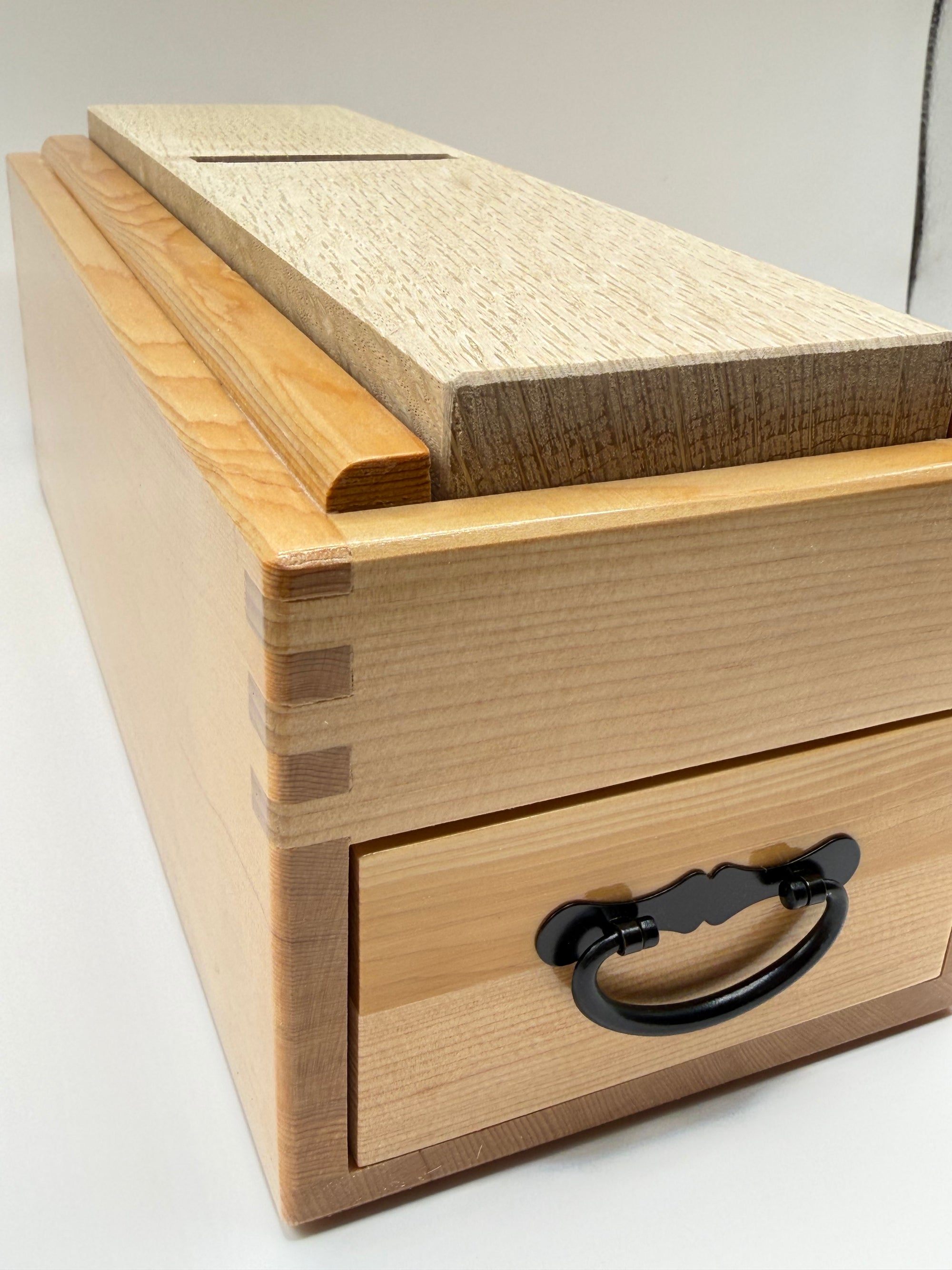 Râpe à katsuobushi, boîte en bois