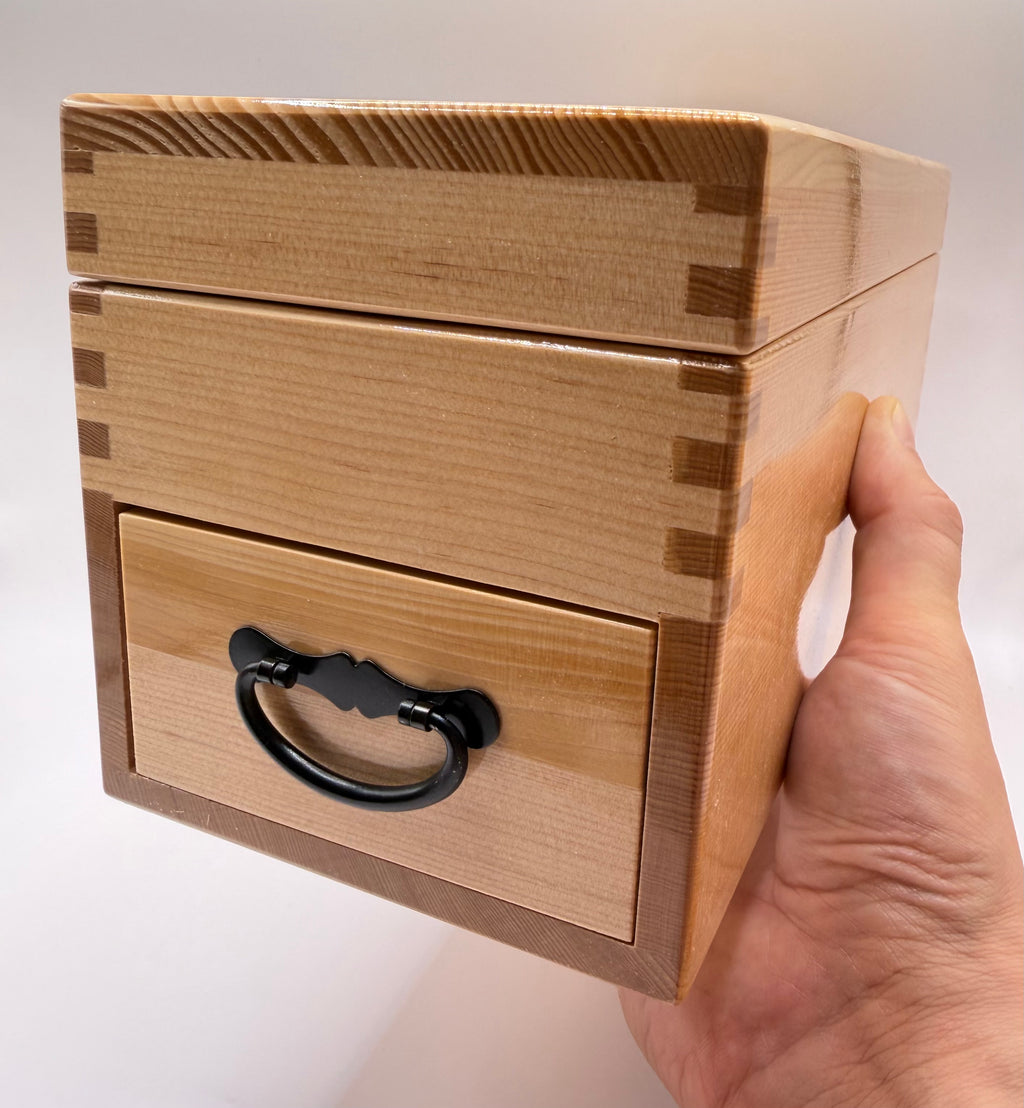 Râpe à katsuobushi, boîte en bois