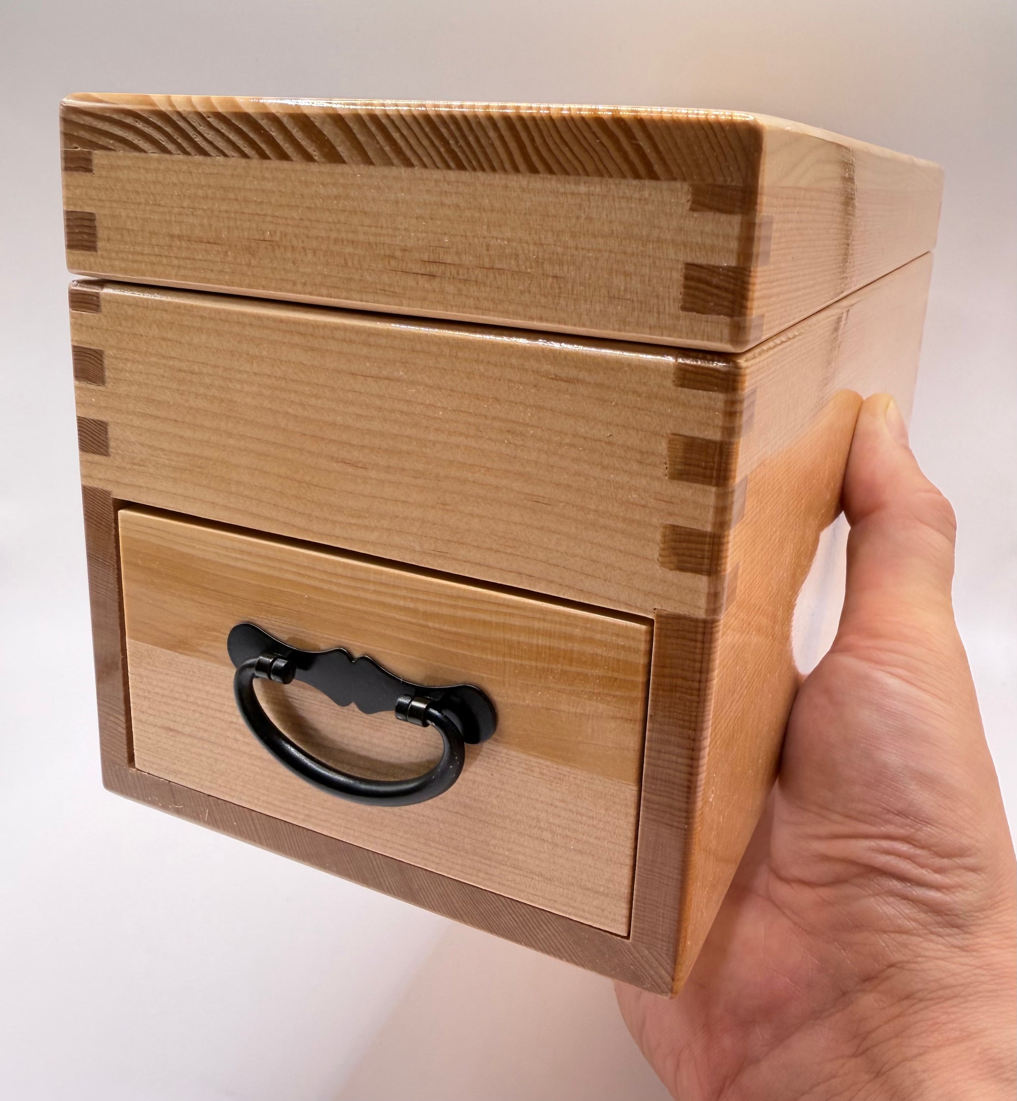 Râpe à katsuobushi, boîte en bois