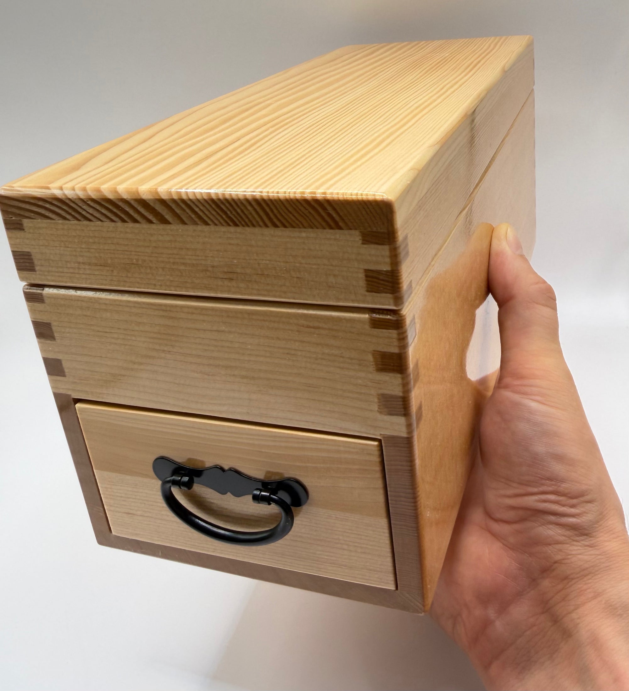 Râpe à katsuobushi, boîte en bois