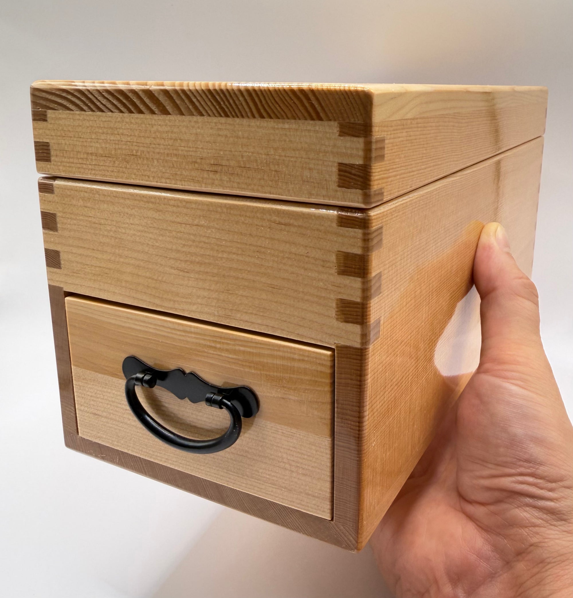 Râpe à katsuobushi, boîte en bois