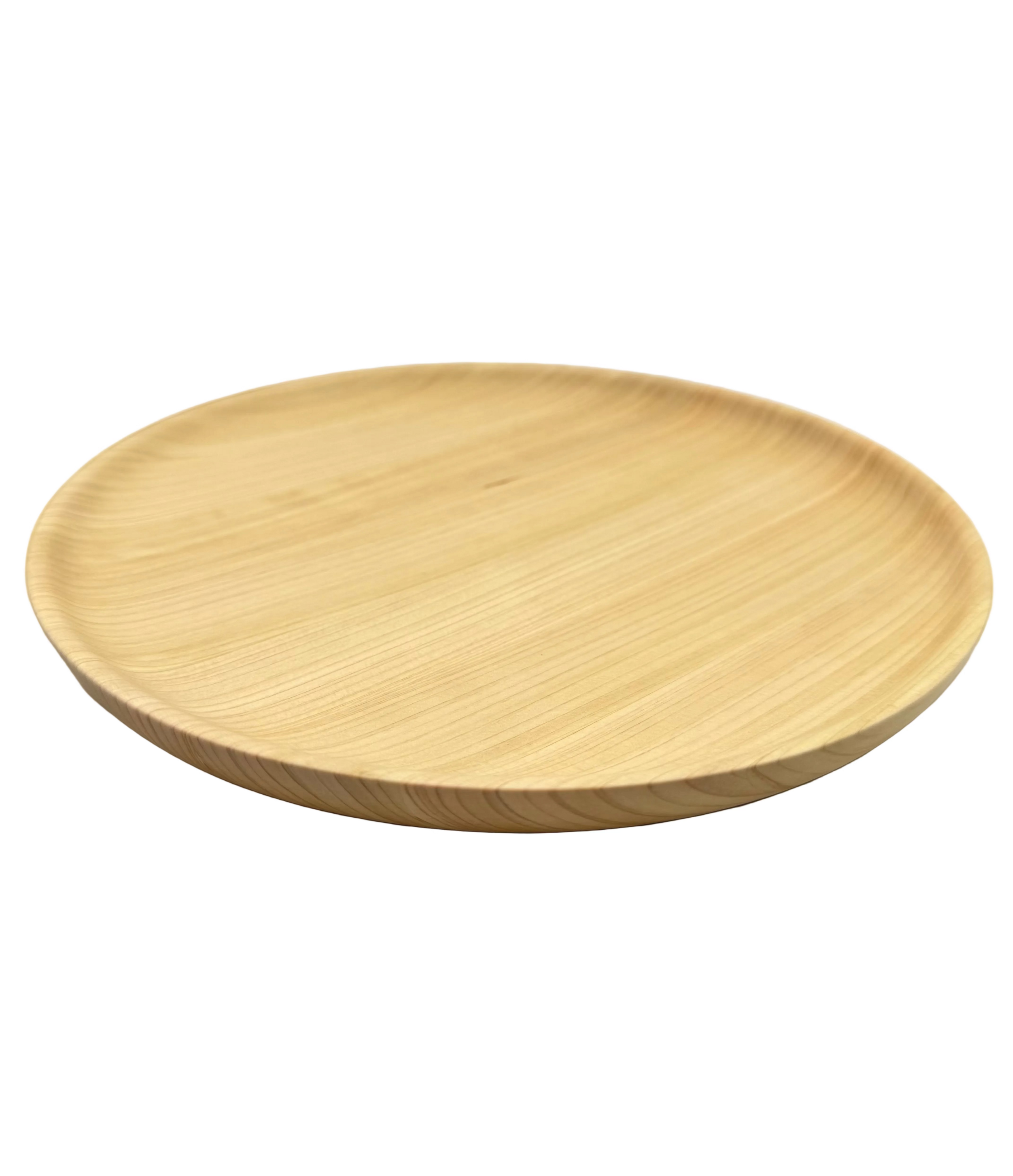 Assiette plate Hikiyose en bois tourné, finition brute au grain de bois apparent, légèrement bombée