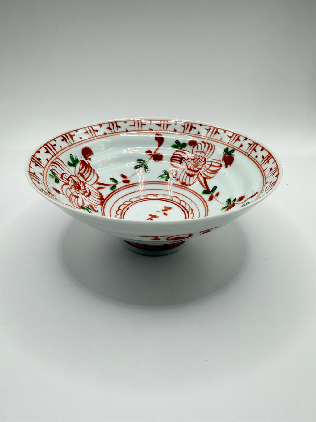 Coupe sur pied en porcelaine akae, décor floral peint à la main