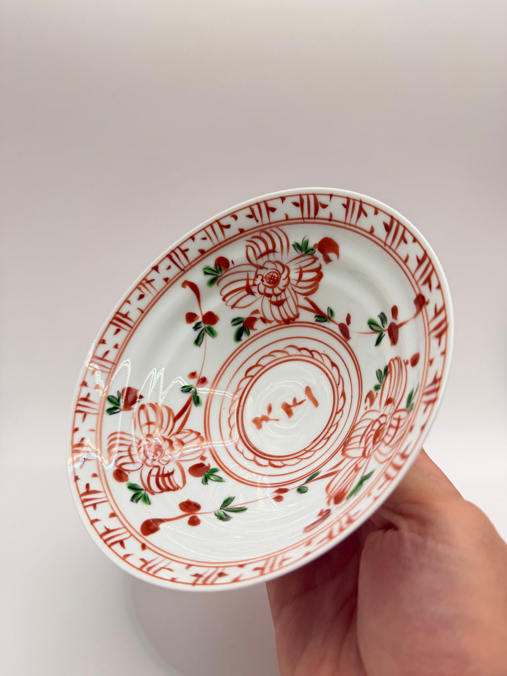 Coupe sur pied en porcelaine akae, décor floral peint à la main