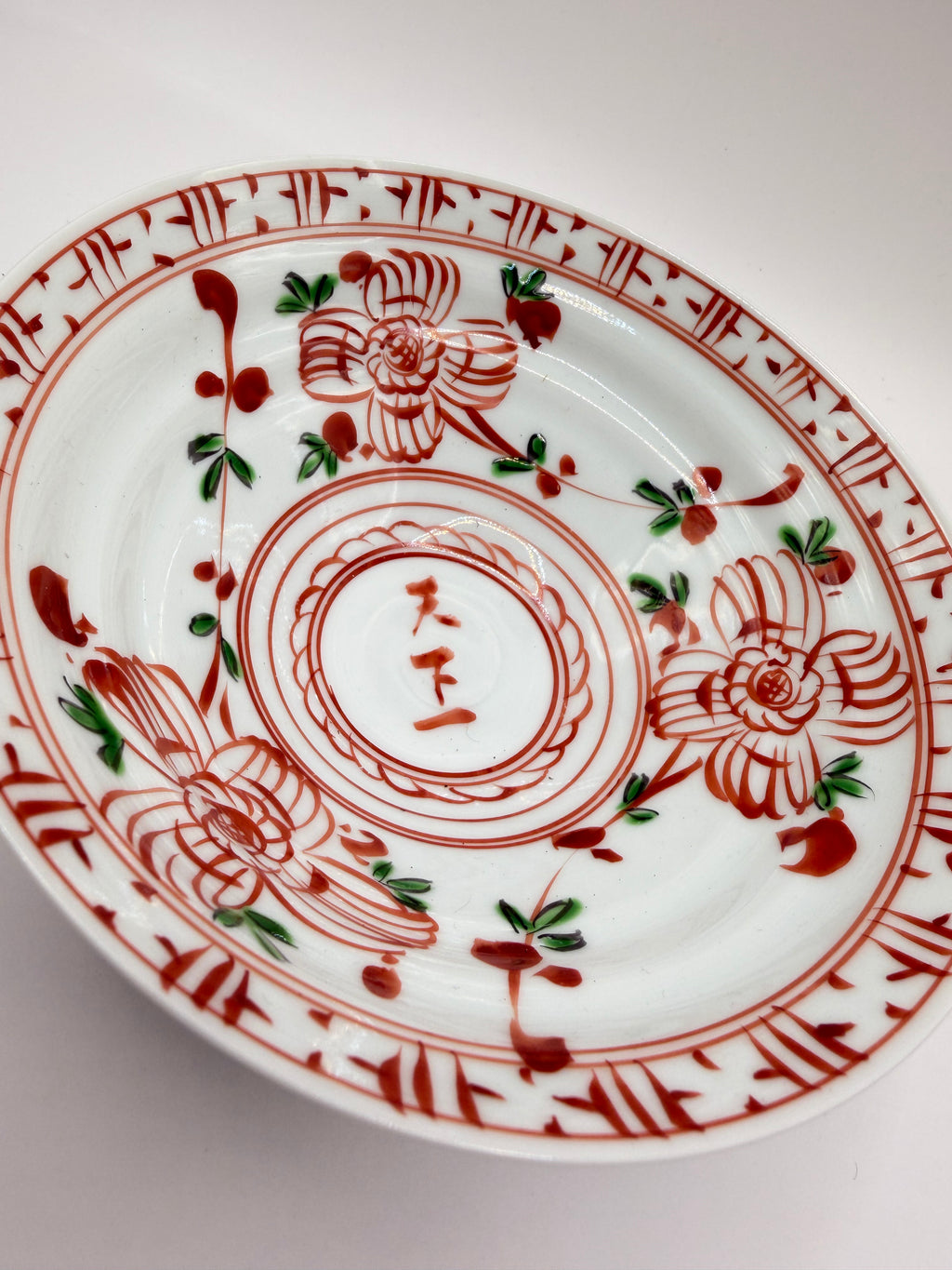 Coupe sur pied en porcelaine akae, décor floral peint à la main