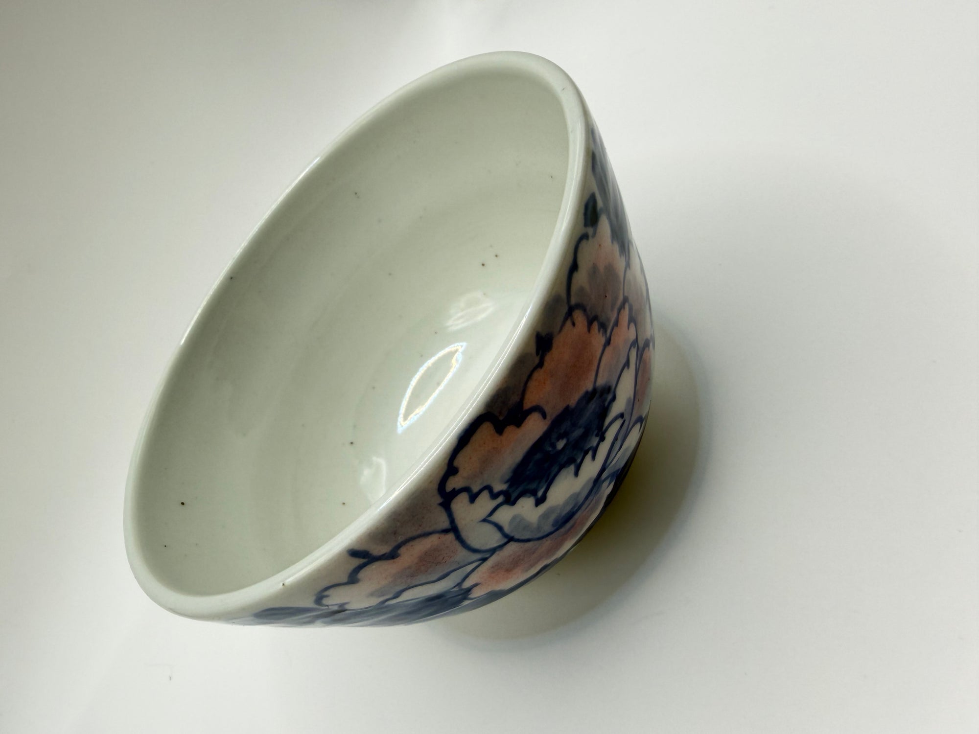 Bol japonais en porcelaine, décor sometsuke bleu et rose