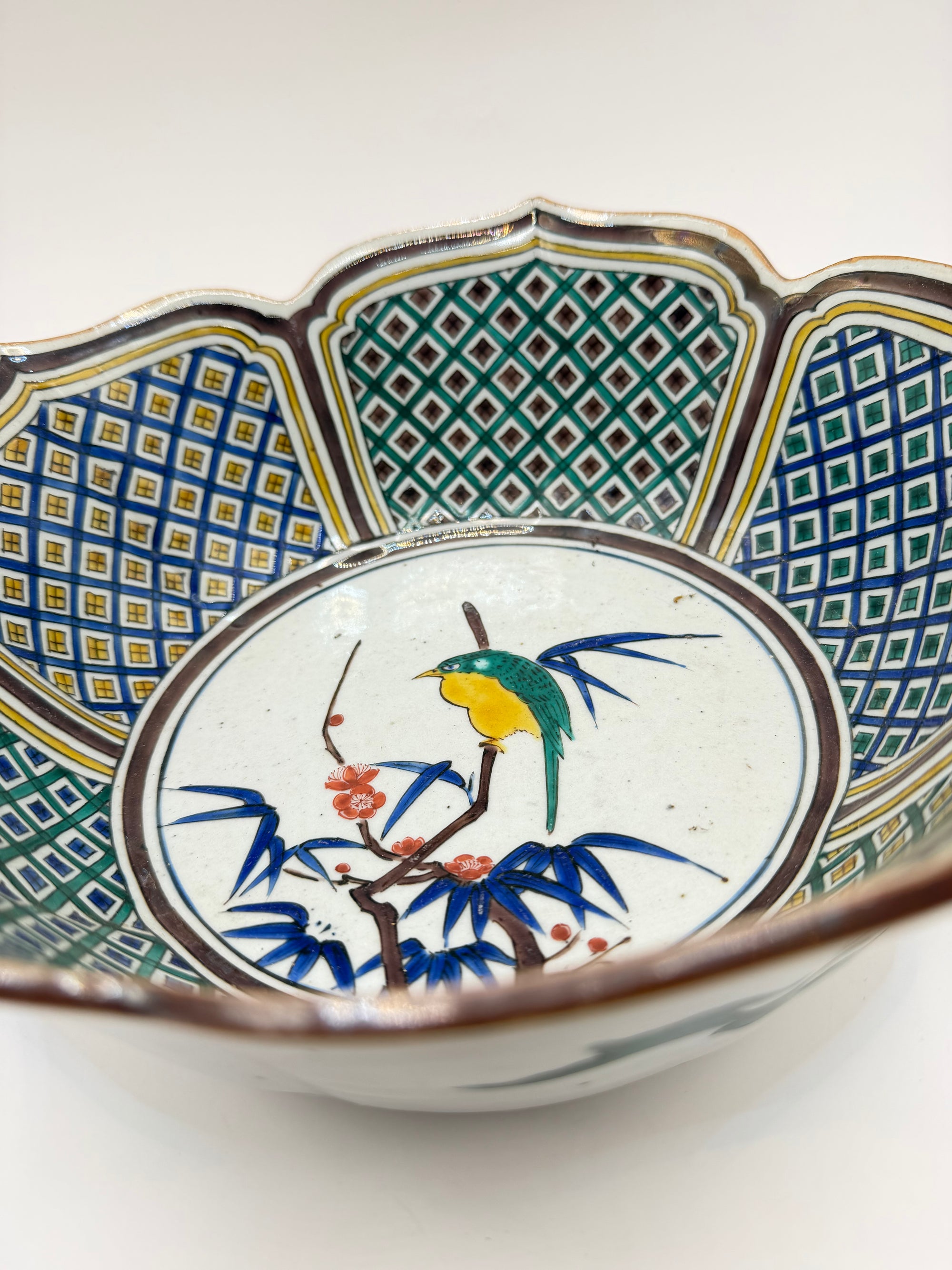 Coupe lobée porcelaine émaux polychromes