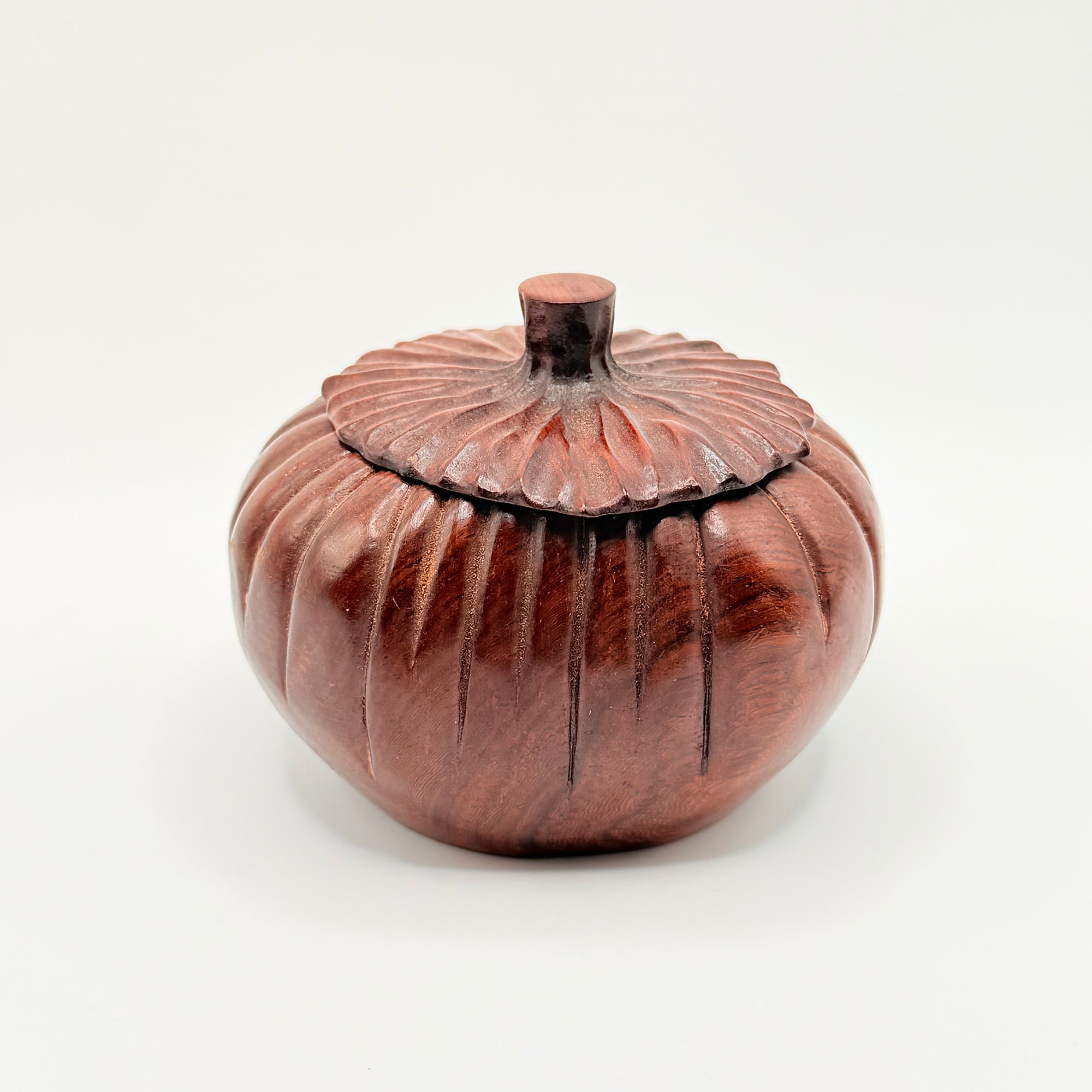 Pot à Matcha Sculpté en Bois, Forme Kaki
