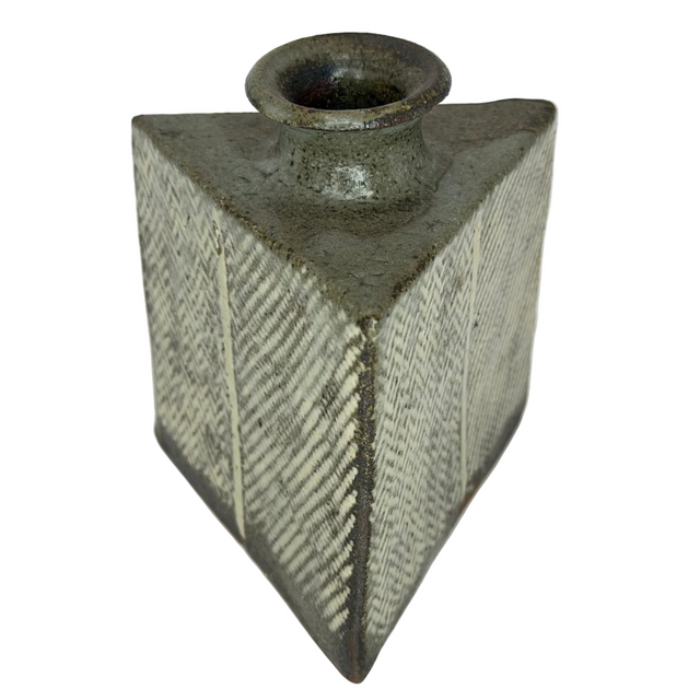 Vase soliflore Ichirinzashi en grès, décor incisé en chevrons, glaçure cendrée grise