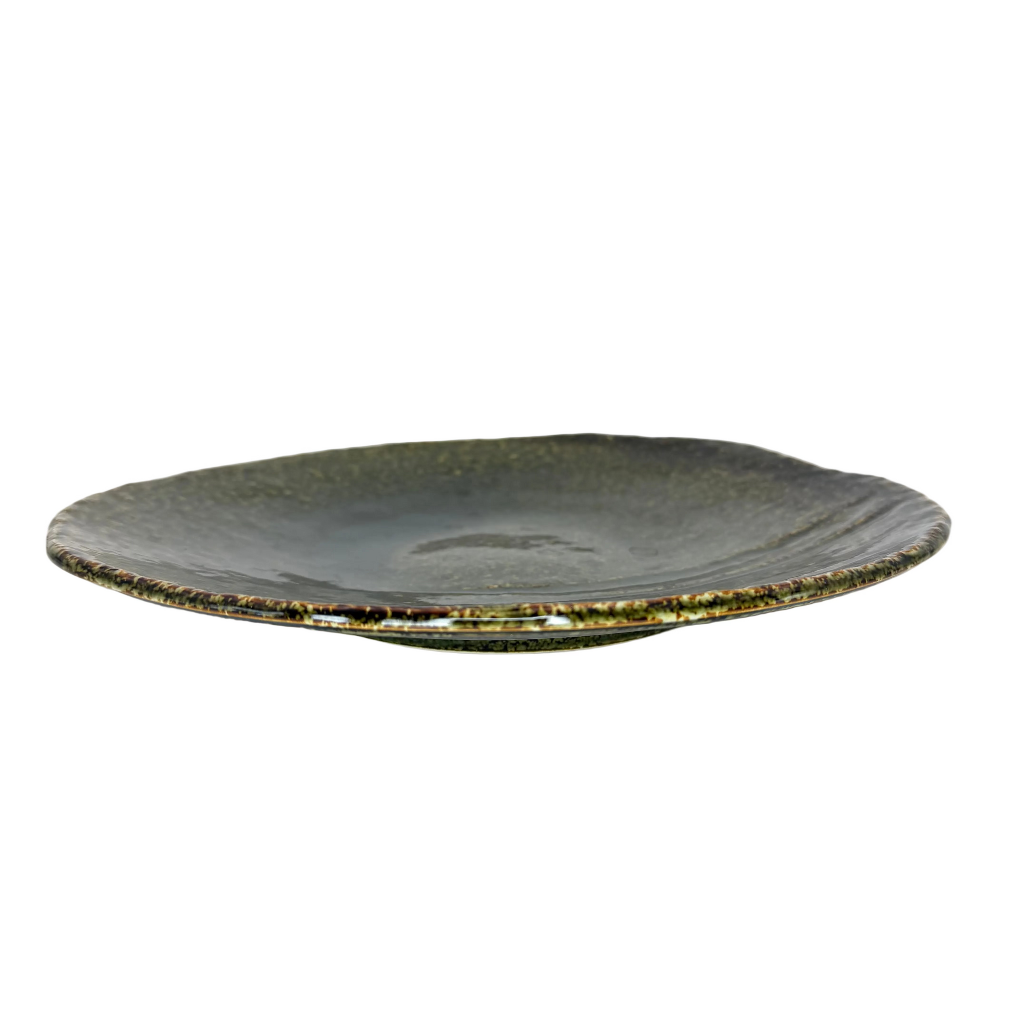 Grande assiette en grès, glaçure kaki moucheté brun et rouille